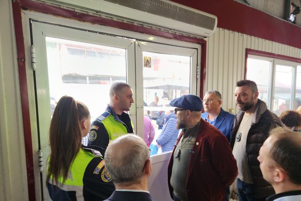 FOTO: Piedone a amendat Ecopiața după ce a găsit vitrine ruginite în sectorul de lactate