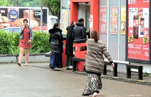 FOTO: Romii sunt percheziționați atât la intrarea în Profi cât și la ieșire