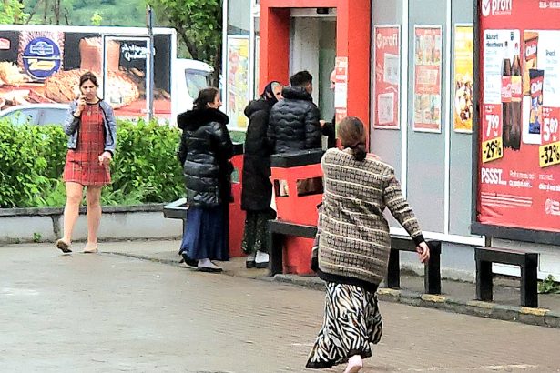 FOTO: Romii sunt percheziționați atât la intrarea în Profi cât și la ieșire