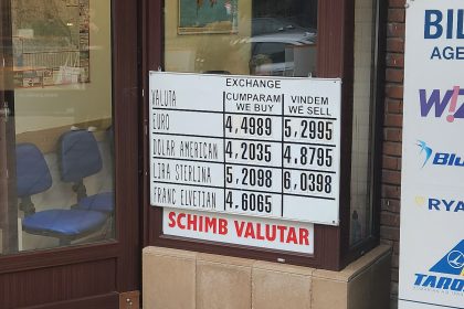FOTO: Un euro la un schimb valutar de pe strada Gării din Iași