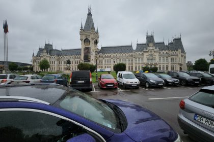 FOTO: Sute de mașini aglomerează parcarea monumentului simbol al orașului Iași