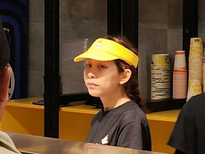 FOTO: Contrar constrângerilor legate de limbă, această asiatică preia comenzi, în Mall Moldova