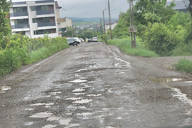 FOTO: Strada Grigore T Popa este spartă și prăfuită