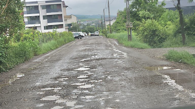 FOTO: În urma ploilor, strada Grigore T Popa a devenit impracticabilă