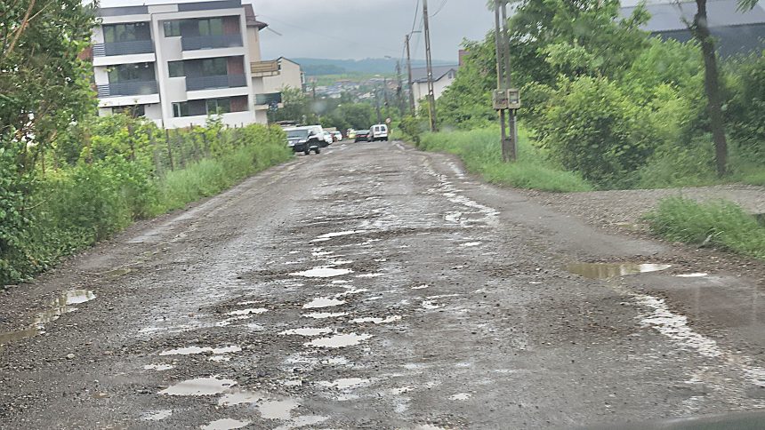 FOTO: În urma ploilor, strada Grigore T Popa a devenit impracticabilă