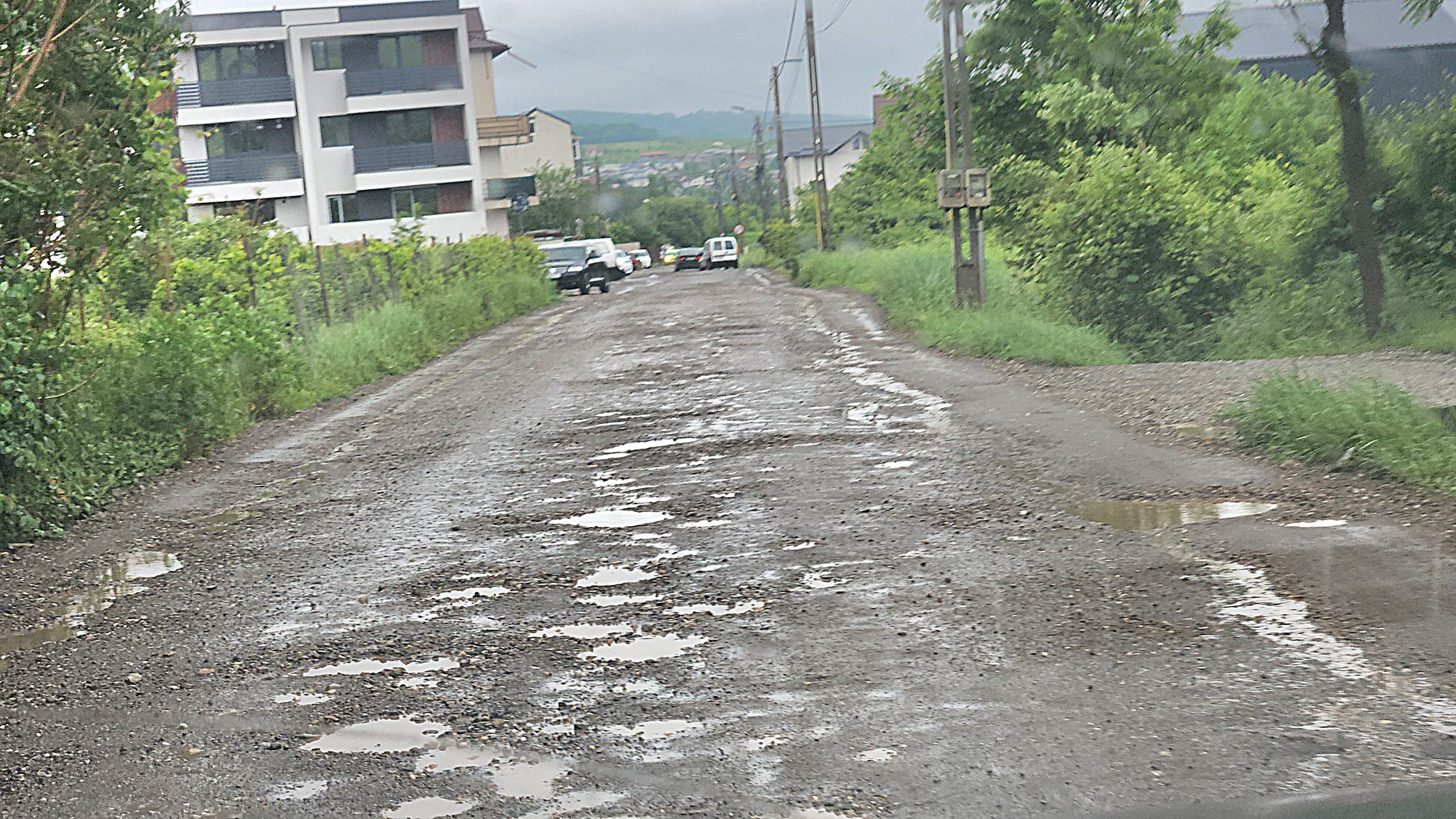 FOTO: Strada Grigore T Popa este spartă și prăfuită