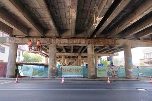 FOTO: Bucăți mari de beton au căzut în ultimii ani din structura podului