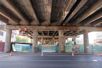 FOTO: Bucăți mari de beton au căzut în ultimii ani din structura podului