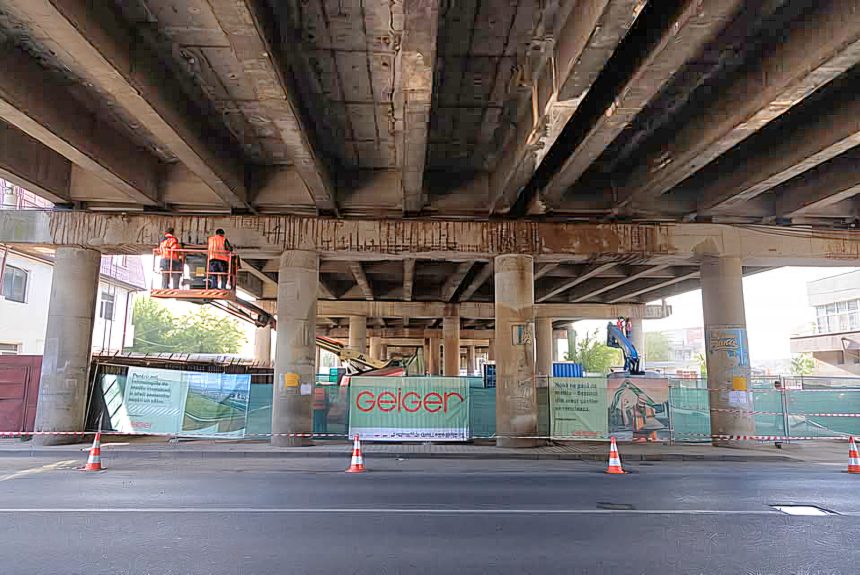 FOTO: Bucăți mari de beton au căzut în ultimii ani din structura podului