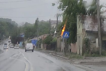 FOTO: Semaforul de la trecerea de pietoni Penny Market a fost pus pe galben
