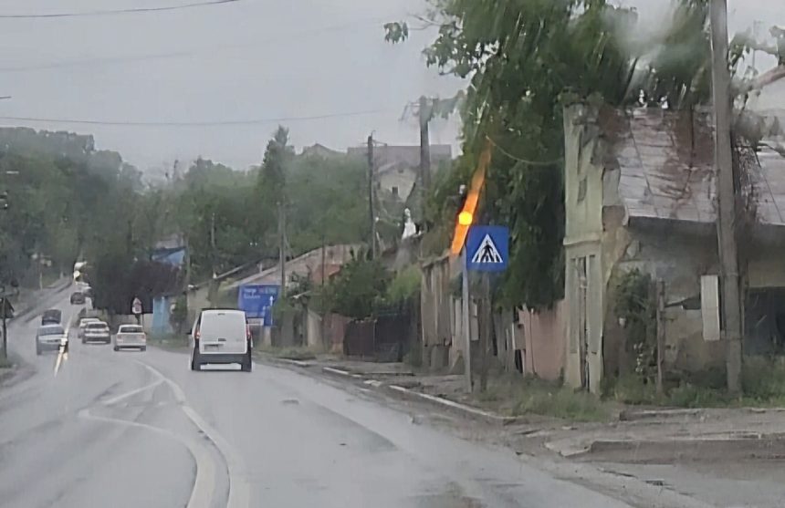 FOTO: Semaforul de la trecerea de pietoni Penny Market a fost pus pe galben