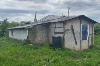 FOTO: În această casa dărăpănată locuiau patru copii și o mamă