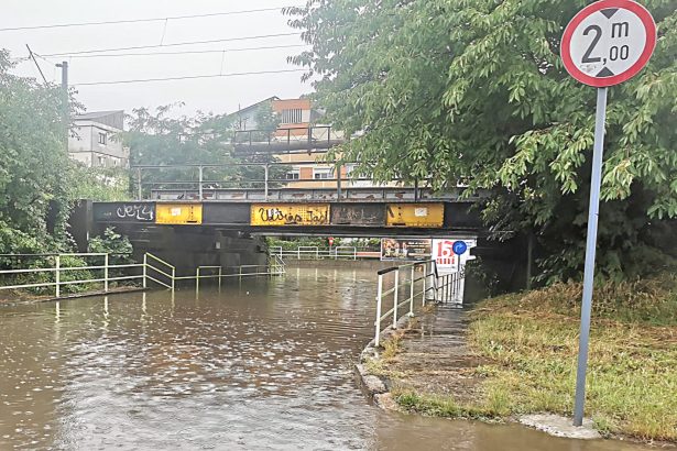 FOTO: Pasajul Galata se inundă mereu după fiecare ploaie