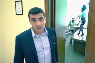 FOTO: Imaginile sadomasochiste filmate de către Simion în Primăria Iași cu acordul tacit al primarului