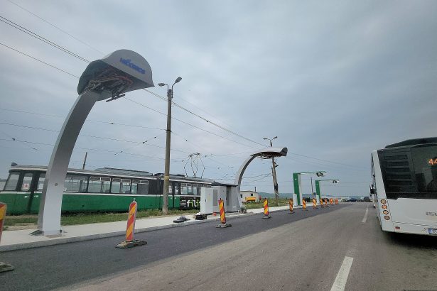 FOTO: Încărcătoarele electrice schimbă fața capătului de oraș