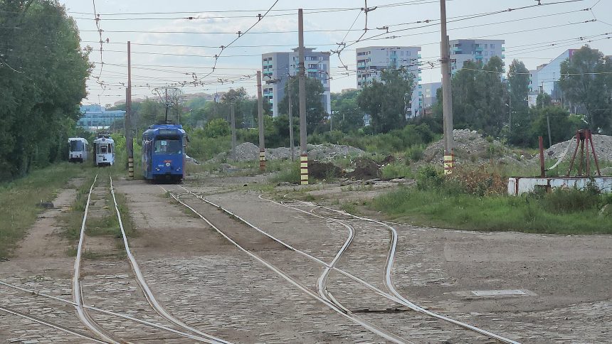 FOTO: Doar tramvaiele vechi sunt aduse pe liniile din depoul Dacia