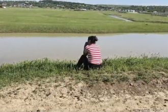 FOTO: Mama așteaptă ca pompierii să îi găsească copilul