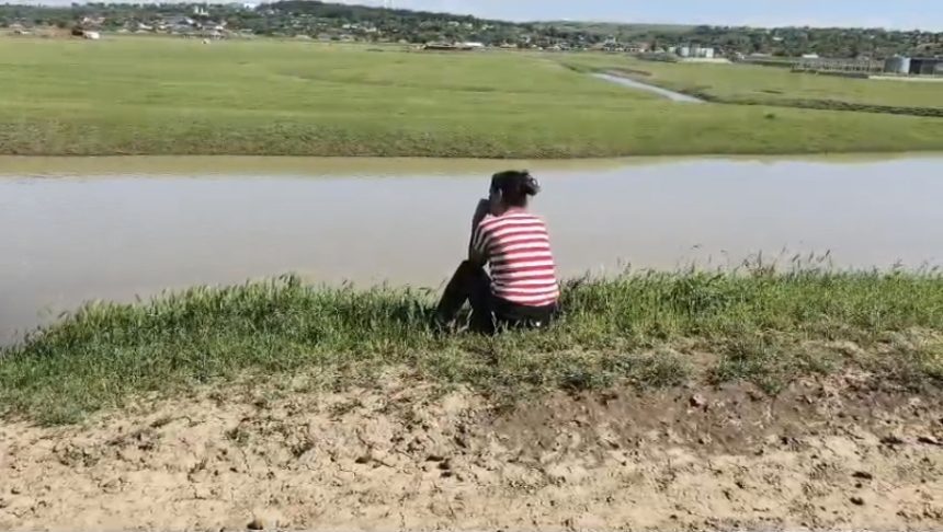 FOTO: Mama așteaptă ca pompierii să îi găsească copilul