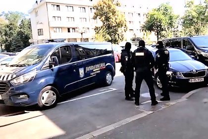 FOTO: La percheziții participă jandarmi și politiști
