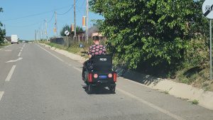 FOTO: Tânărul conducea vehicolul destinat persoanelor cu handicap cu viteză și cu ochii în telefon