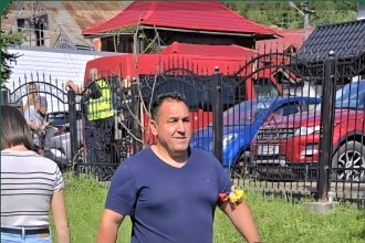 FOTO: Petronel Corduneanu, în ciubote, a mers să ajute sinistrații din Suceava. Totusi, cizmele sunt curate