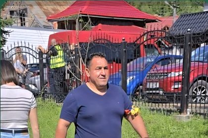 FOTO: Petronel Corduneanu, în ciubote, a mers să ajute sinistrații din Suceava. Totusi, cizmele sunt curate