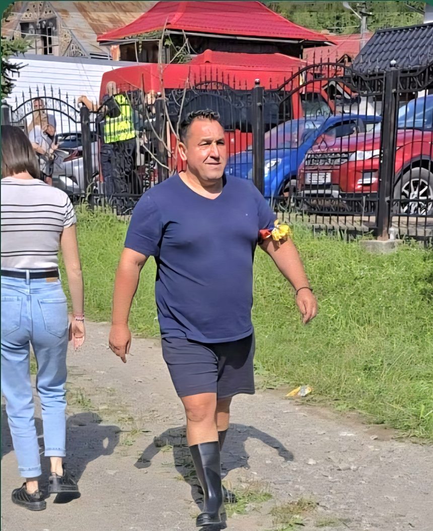 FOTO: Petronel Corduneanu, în ciubote, a mers să ajute sinistrații din Suceava. Totusi, cizmele sunt curate