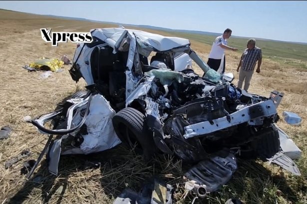 FOTO: În mașina făcută zob sunau continuu telefoanele mobile pierdute printre resturi