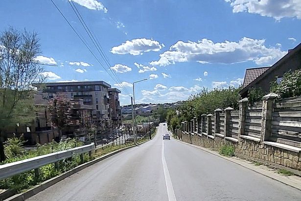 FOTO: Pe această stradă îngustă care nu are nici trotuare, se va construi un mega ansamblu de blocuri