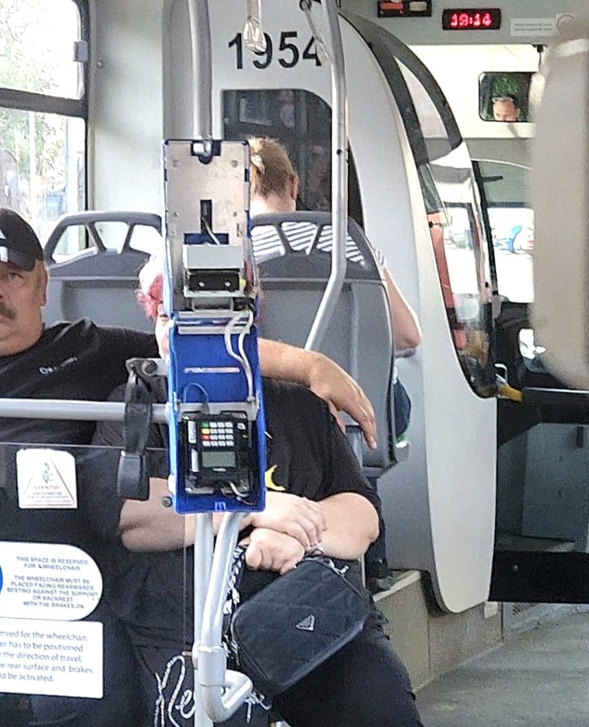 FOTO: Aparatul din autobuz s-a desfăcut fără să fie atins de călători