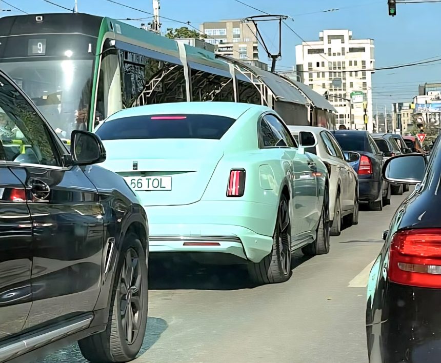 FOTO: Rolls-Royce Spectre electric este perfect pentru traficul dinspre CUG