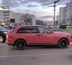 FOTO: Rolls-Royce Cullinan cu numărul de înmatriculare TOL, în intersecția Podu Roș