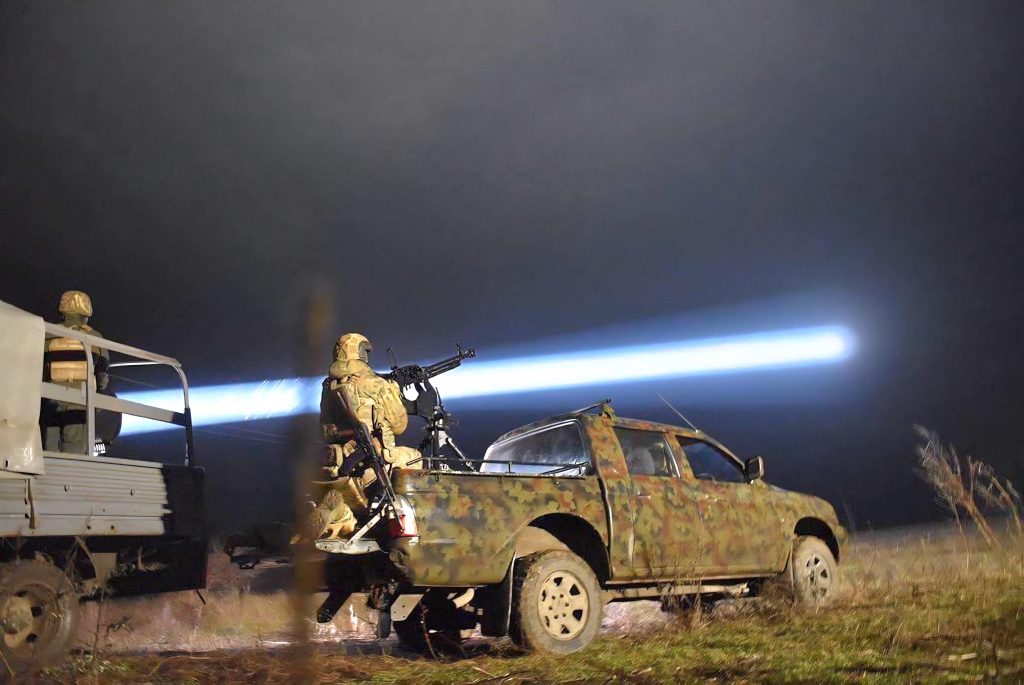 FOTO: Ucrainenii vânează drone din mașini, cu mitraliere și reflectoare